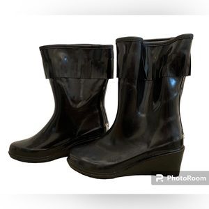 Forever Young black fringe wedge rain boots size 7